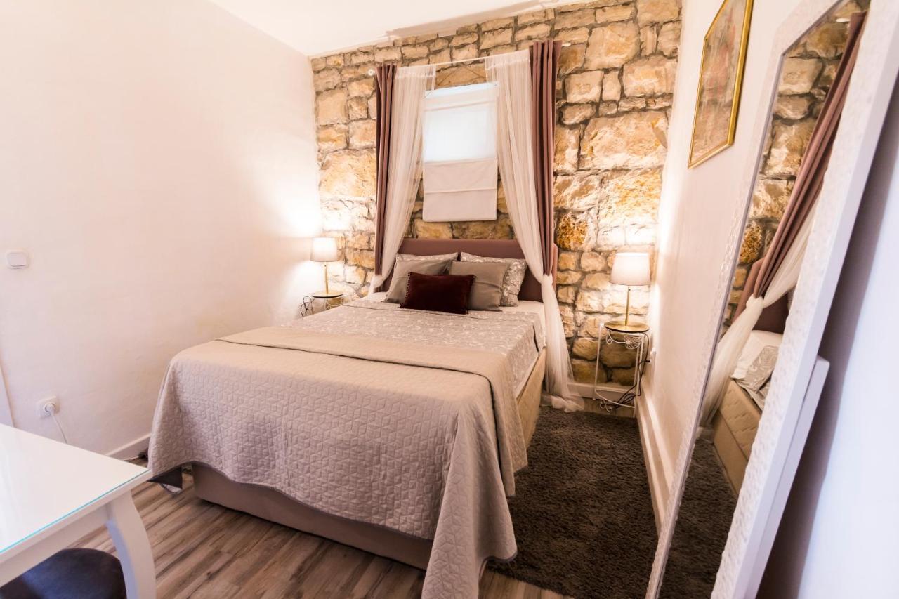 Mali Dvor Novigrad Apartment