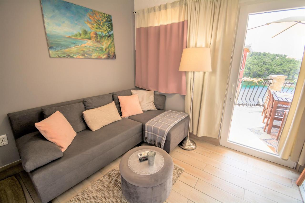 Mali Dvor Novigrad Apartment *
