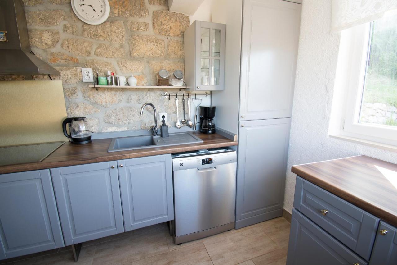 Mali Dvor Novigrad Apartment