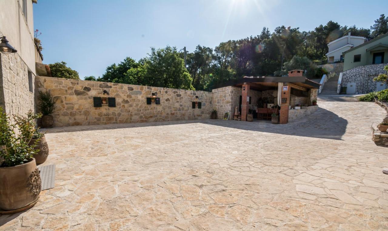 Mali Dvor Novigrad