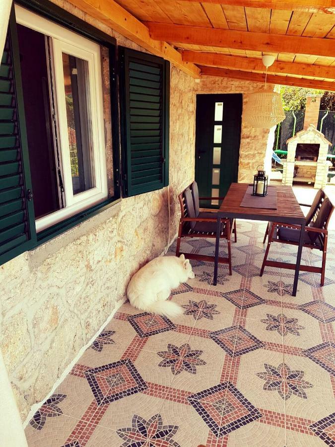 Mali Dvor Novigrad Apartment